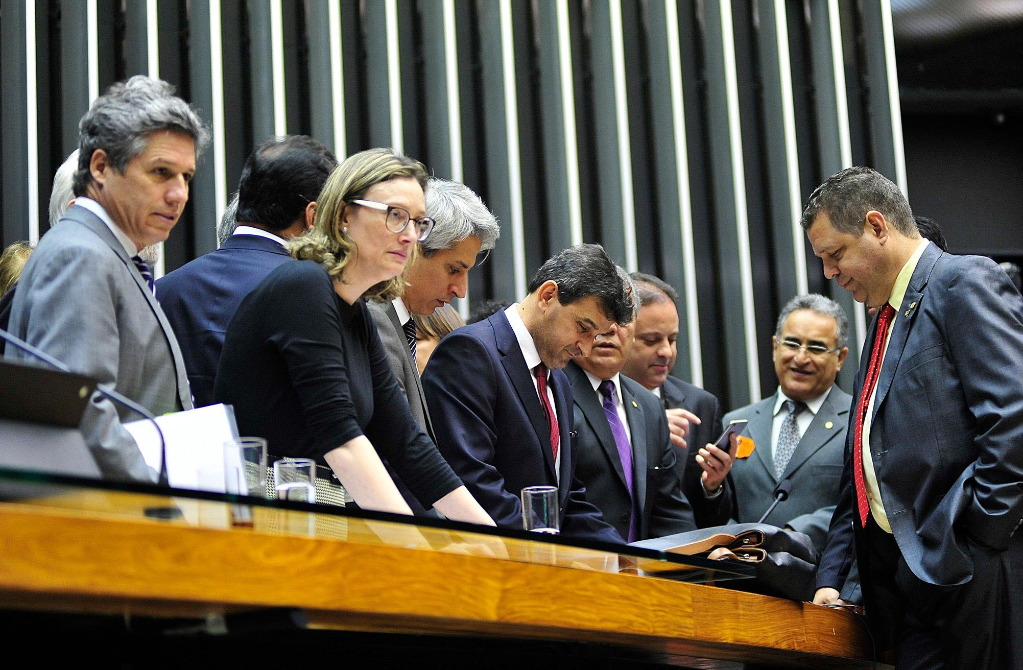 Debate no plen&aacute;rio ter&aacute; a participa&ccedil;&atilde;o de dez deputados