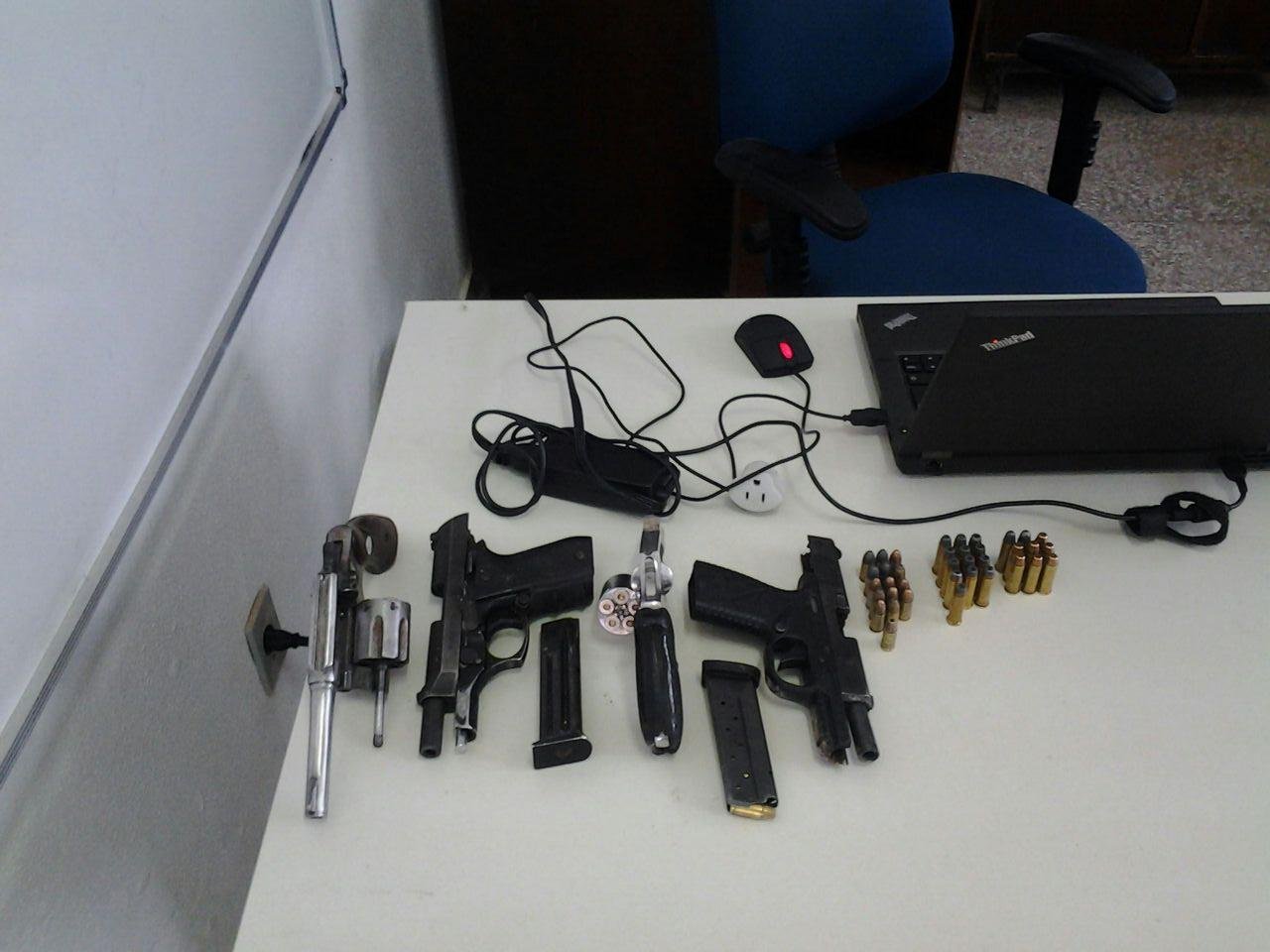 A&ccedil;&atilde;o apreendeu cinco armas, drogas e celulares