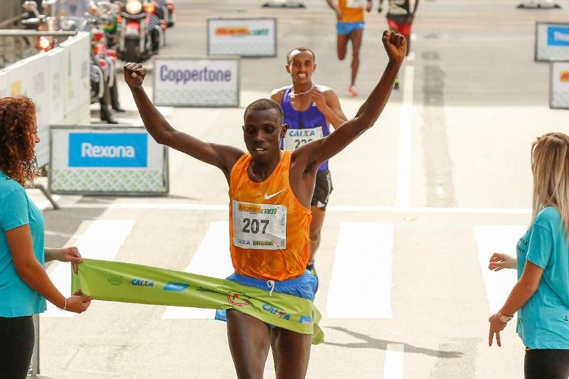 T&iacute;tulo masculino ficou com Stanley Biwott, do Qu&ecirc;nia