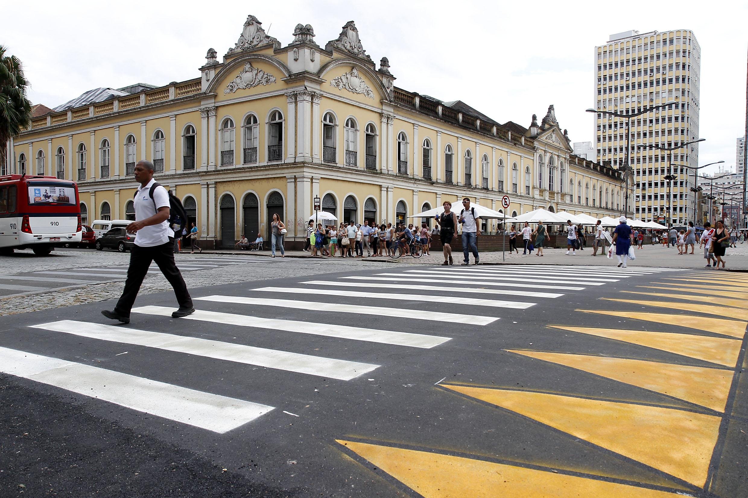 Centro de Porto Alegre ter&aacute; faixas elevadas para pedestre 