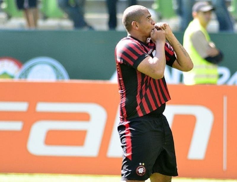 Atl&eacute;tico-PR divulga nota para justificar sa&iacute;da de Walter 