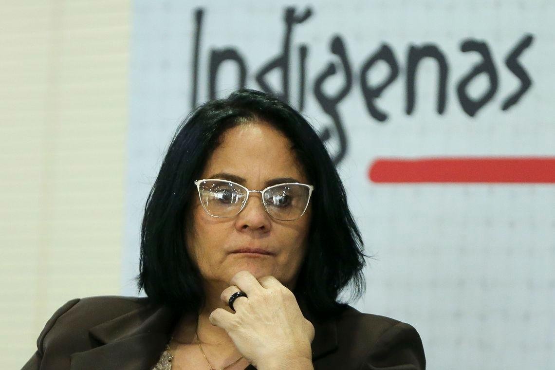 &Iacute;ndios afirmam que filha adotiva de Damares foi levada irregularmente, diz revista