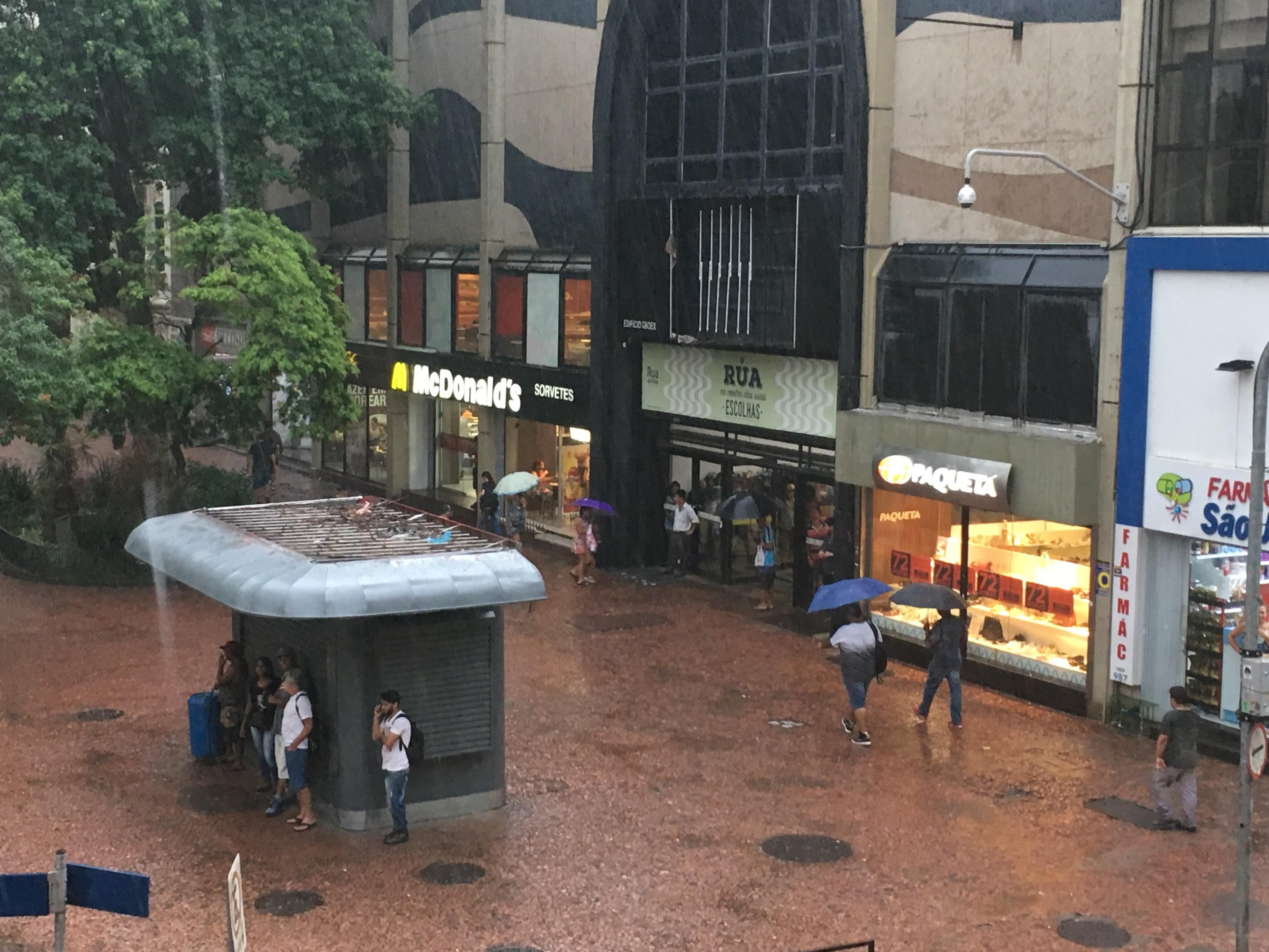 Chuva chegou acompanhada de raios em Porto Alegre nesta quinta