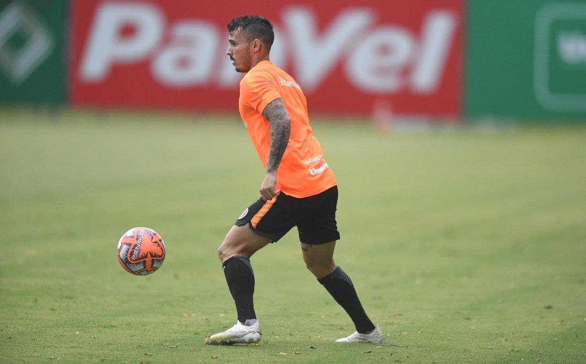 Zeca voltou a treinar com bola nesta quinta-feira