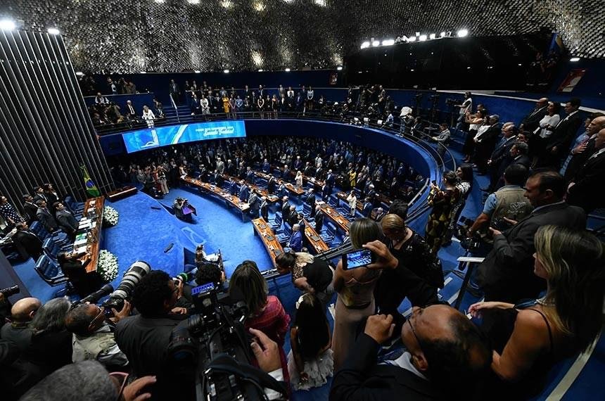 Novos senadores s&atilde;o empossados em sess&atilde;o no plen&aacute;rio