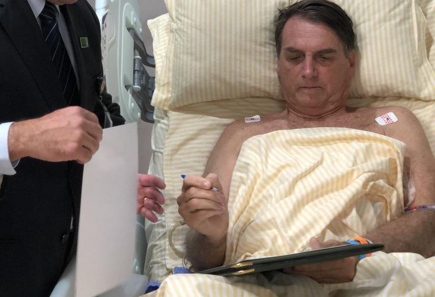 Ap&oacute;s cirurgia, Bolsonaro despacha no hospital