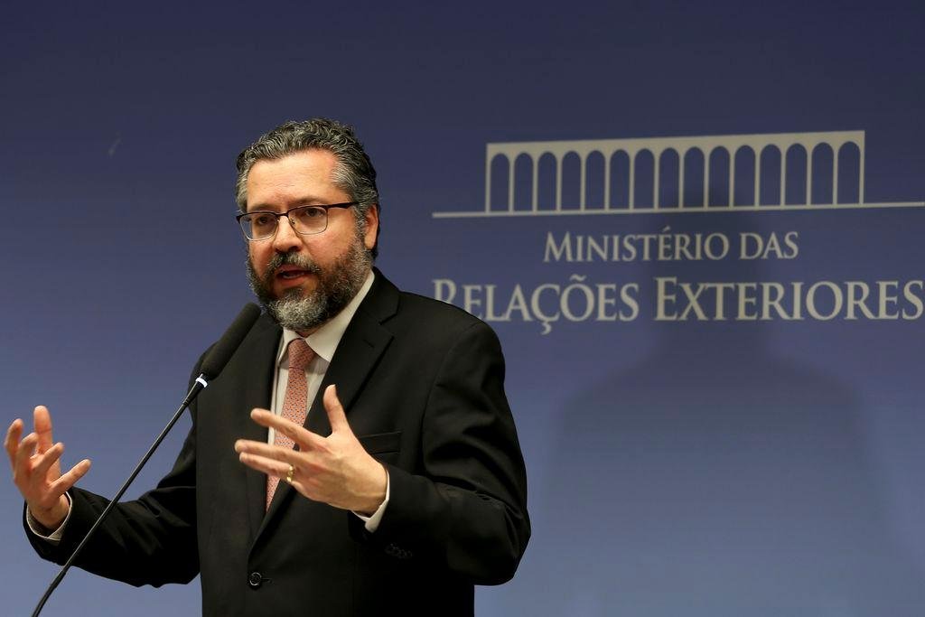 Ara&uacute;jo concedeu sua primeira entrevista coletiva como chanceler