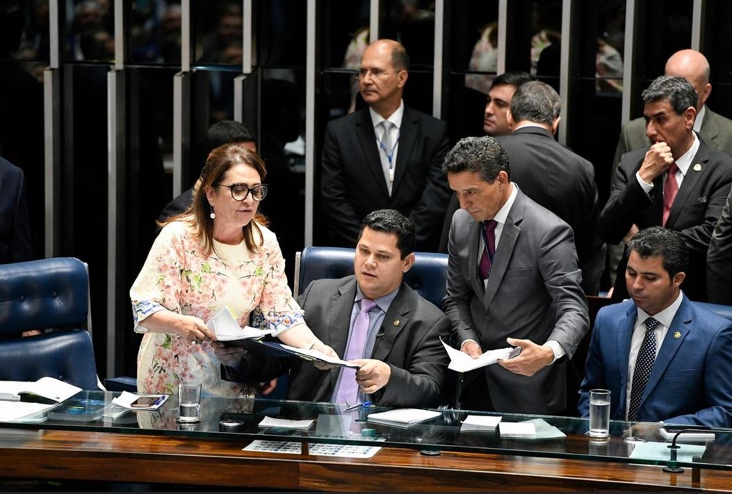 Aprova&ccedil;&atilde;o de vota&ccedil;&atilde;o aberta desencadeou forte protesto liderado por Renan Calheiros e K&aacute;tia Abreu