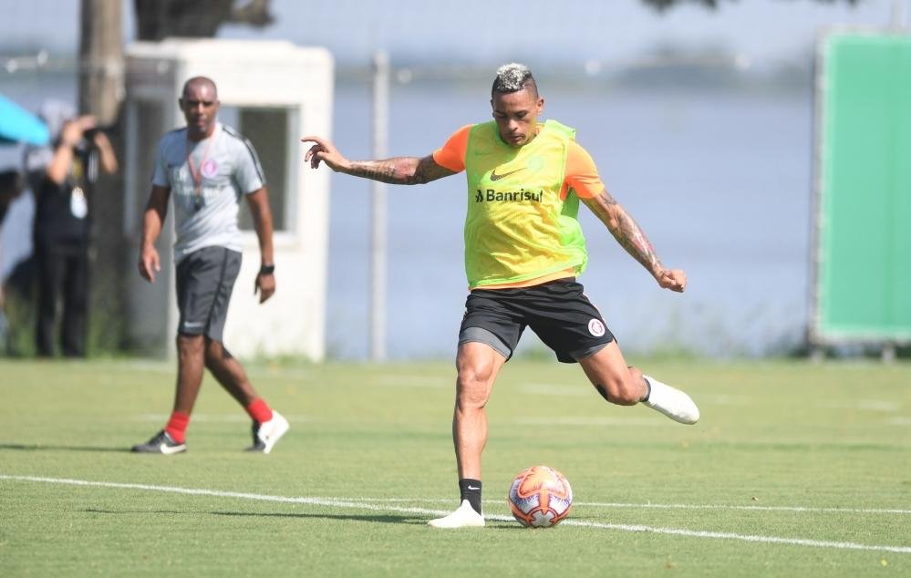 Jonatan &Aacute;lvez interessou ao Pe&ntilde;arol, do Uruguai, e ao Barcelona, do Equador