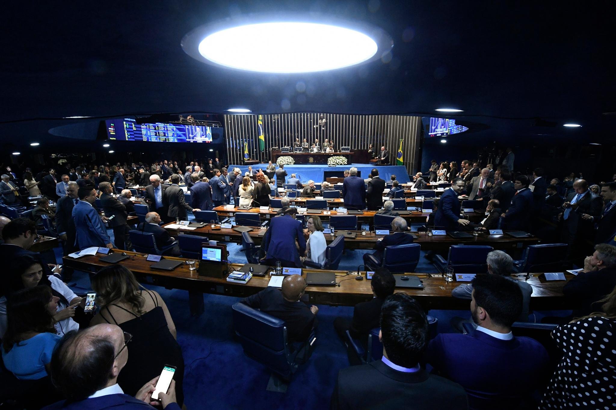 Por 50 votos a 2, o plen&aacute;rio do Senado decidiu ontem que a vota&ccedil;&atilde;o seria aberta