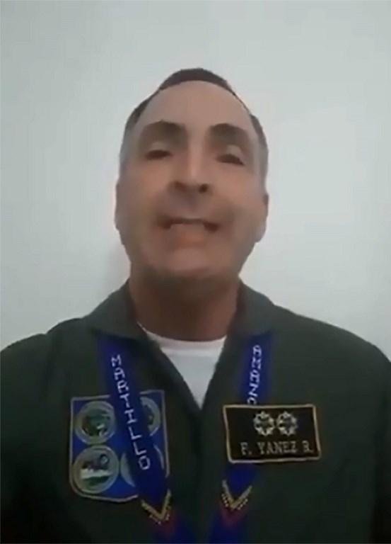 Y&aacute;nez apareceu uniformizado no v&iacute;deo, feito em um local desconhecido