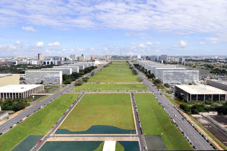 Governo quer economizar R$ 209 mi por ano com cortes de cargos comissionados