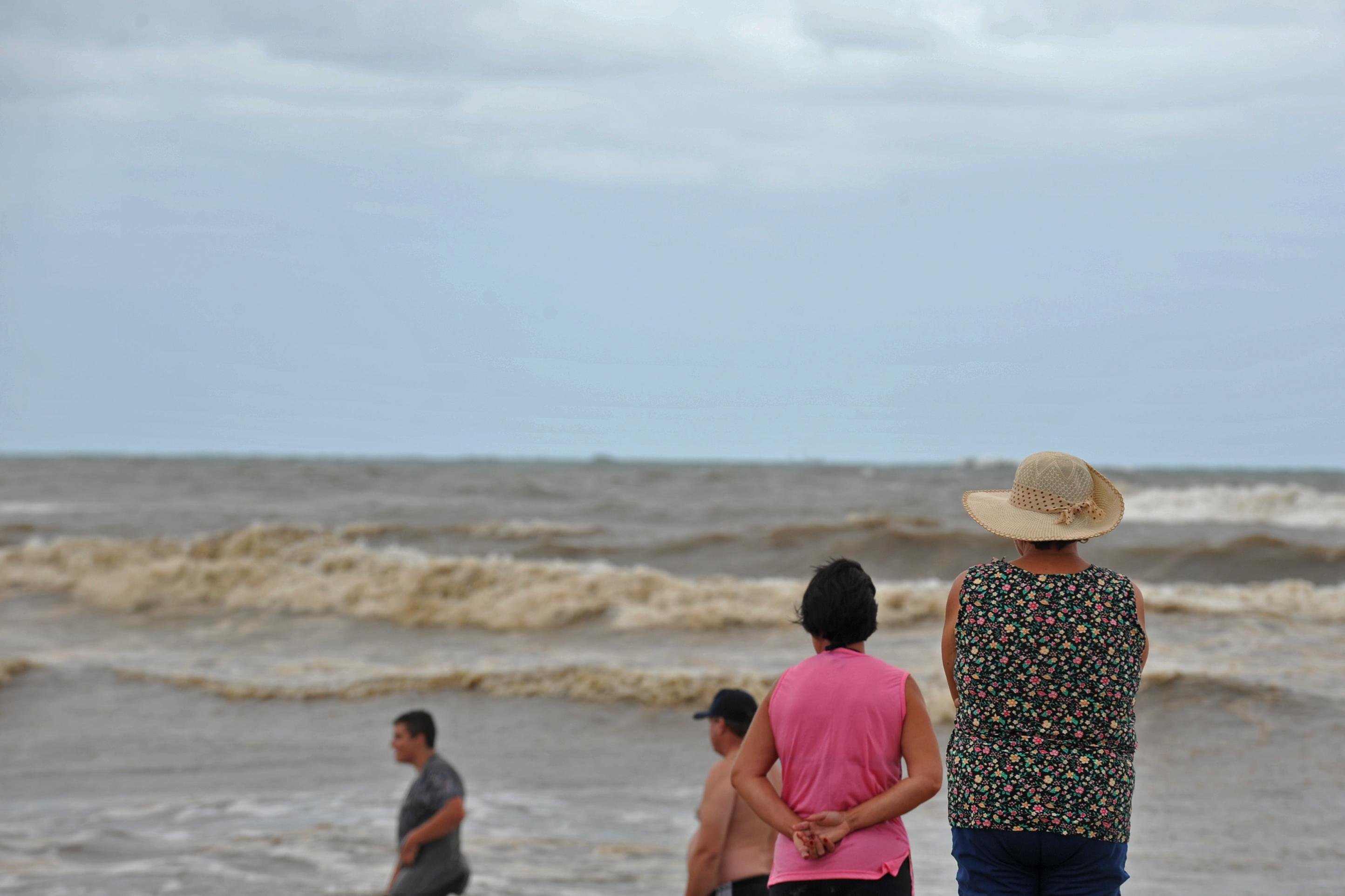 Cenas de &aacute;guas l&iacute;mpidas do come&ccedil;o do fim de semana n&atilde;o se repetiram no domingo