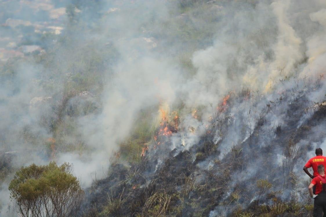 	Inc&ecirc;ndio atinge vegeta&ccedil;&atilde;o do morro da Embratel, em Porto Alegre