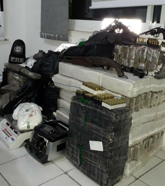 Al&eacute;m das drogas, armas e muni&ccedil;&otilde;es foram apreendidas