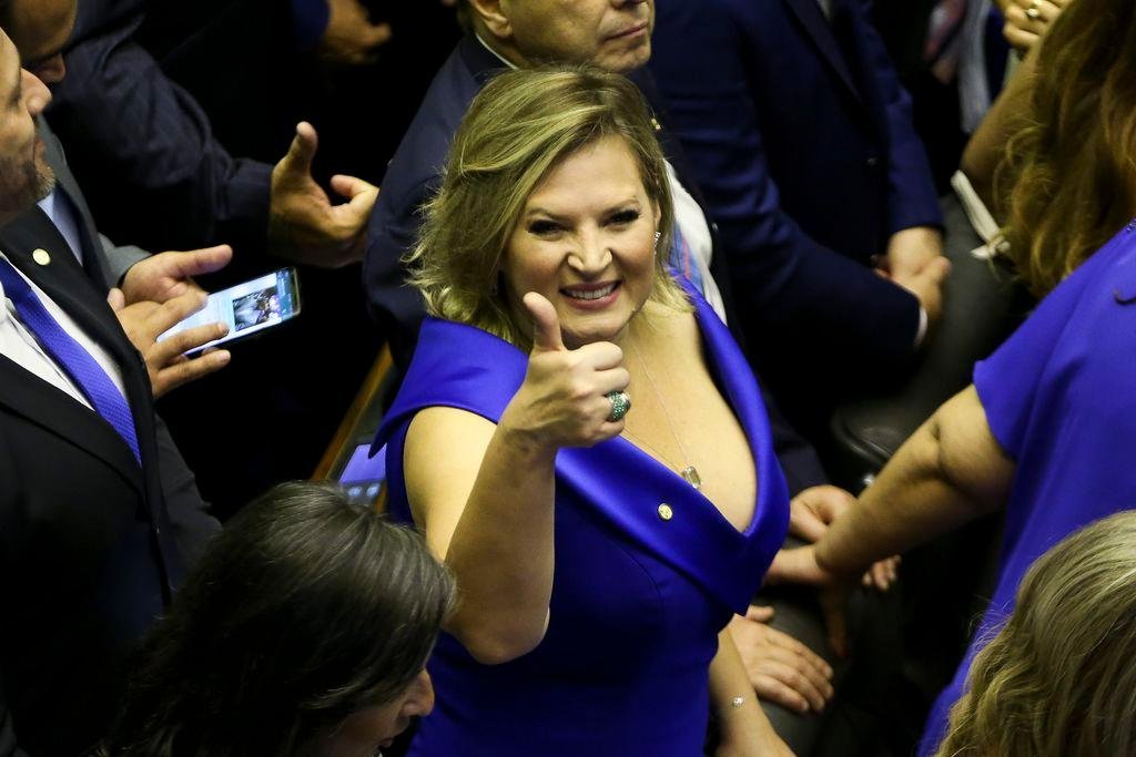 Deputada Joice Hasselmann n&atilde;o quer o PT "enchendo o saco"