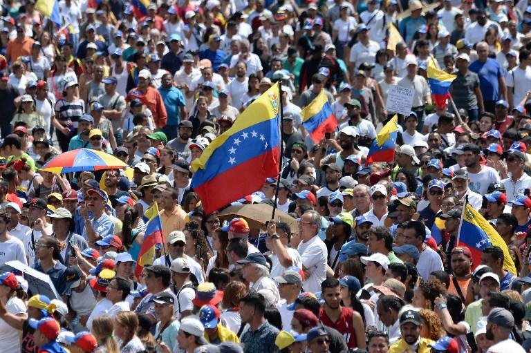 L&iacute;der oposicionista de Nicol&aacute;s Maduro conta com o apoio de EUA, Brasil e pa&iacute;ses da Uni&atilde;o Europeia