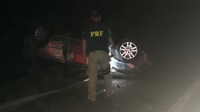 Ve&iacute;culos foi projetado para fora da pista ap&oacute;s atropelar segunda v&iacute;tima na ponte do km 150