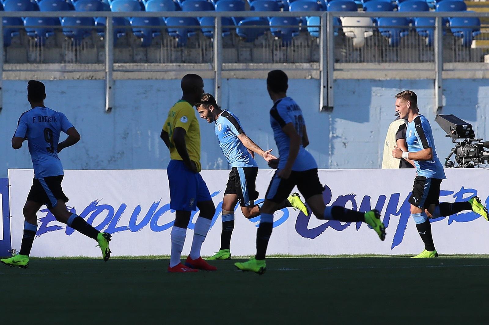 Derrotado pelo Uruguai por 3 a 2, Brasil est&aacute; fora da disputa do t&iacute;tulo