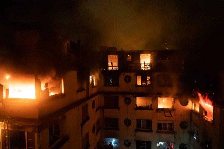 Quase 200 bombeiros trabalham para conter chamas no edif&iacute;cio