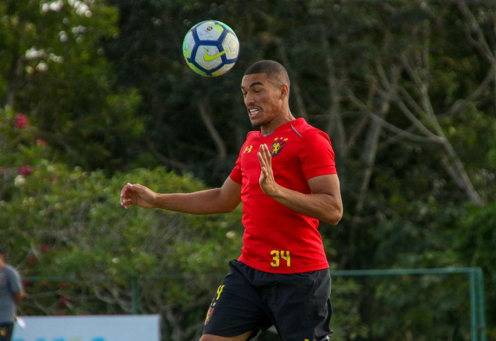 Adryelson disputou 14 jogos no grupo profissional do Sport