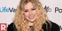 Em nova música, Avril Lavigne fala sobre luta contra doença