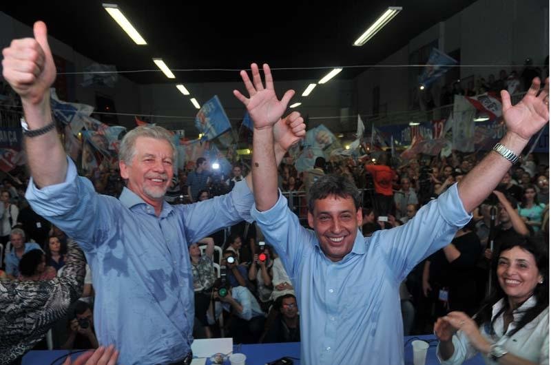 Fortunati ao lado de seu vice, Sebasti&atilde;o Melo, no comit&ecirc; central