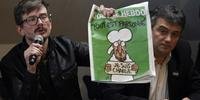 Cartunista de Charlie Hebdo mostra a capa da edição que vai às bancas nesta quarta
