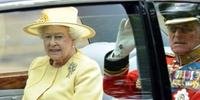 Rainha Elizabeth II e o príncipe Philip chegaram em uma carruagem