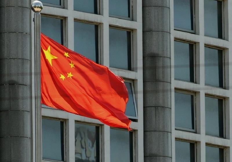 Bandeira com estrelas mal alinhadas ofende China