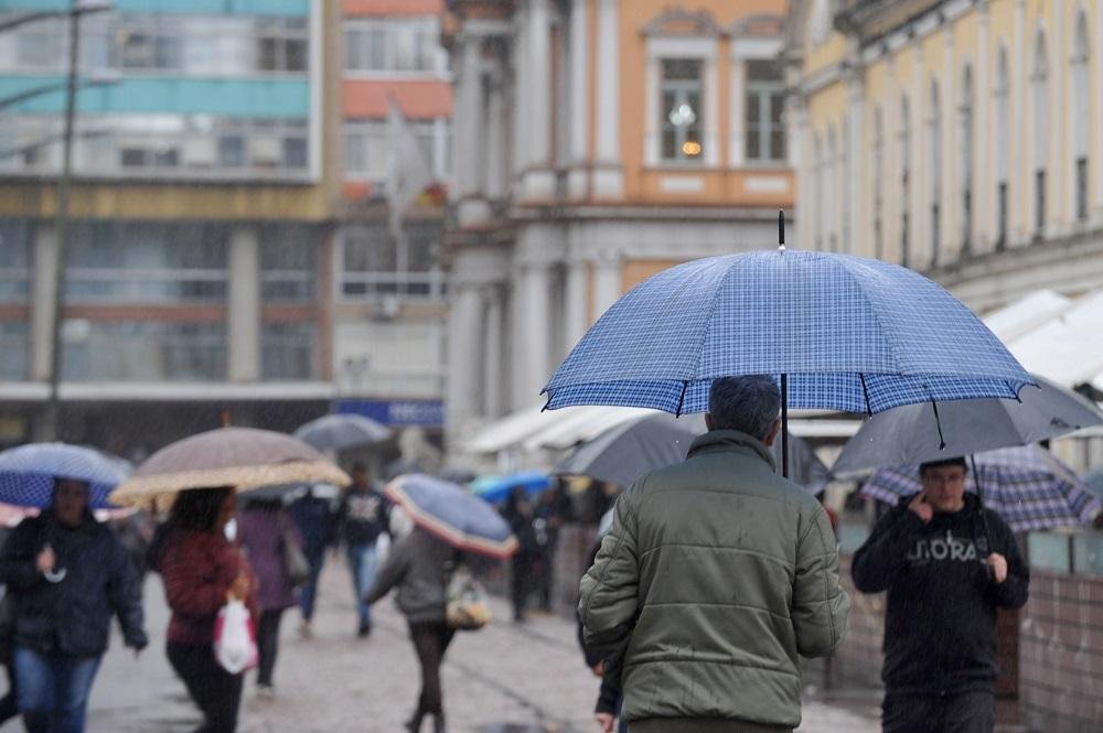Porto Alegre deve ter chuva nesta ter&ccedil;a e frio continua na Capital
