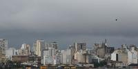 Em Porto Alegre, o dia tem períodos de tempo nublado e não se afasta chuva passageira