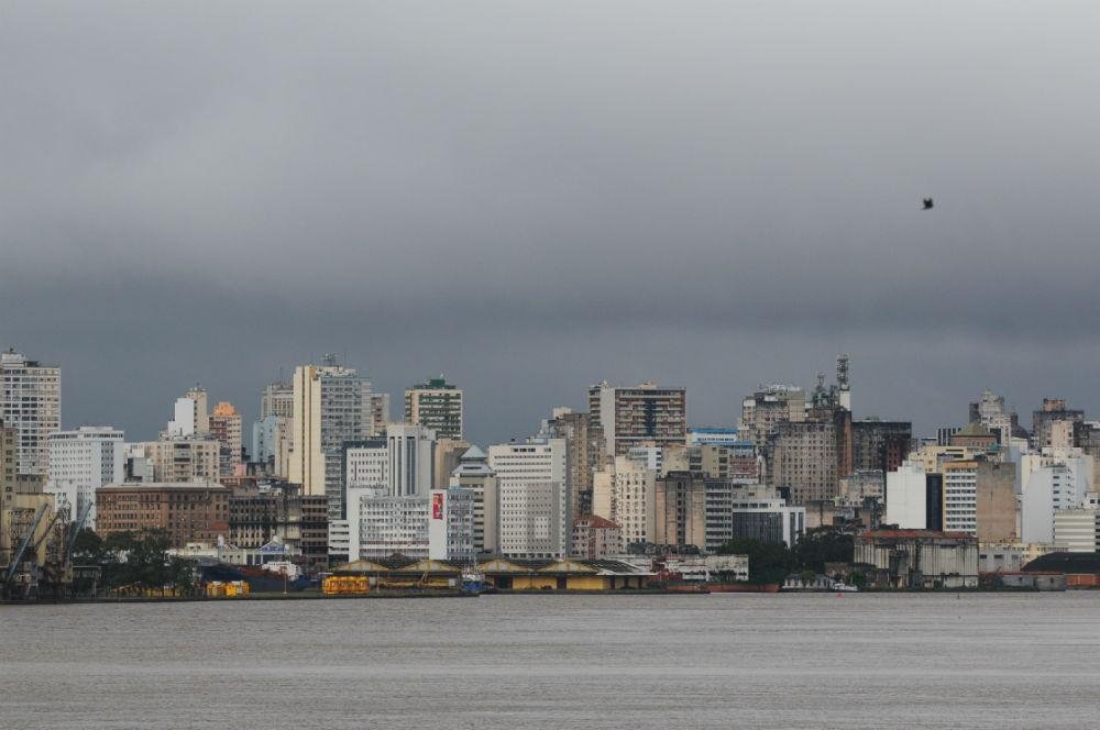 Em Porto Alegre, o dia tem per&iacute;odos de tempo nublado e n&atilde;o se afasta chuva passageira
