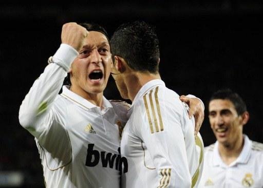 Ozil comemora com Cristiano Ronaldo 