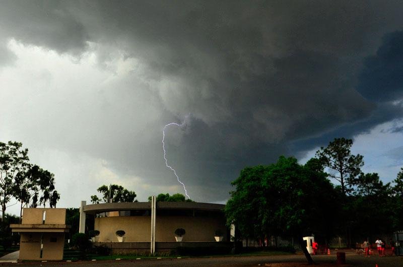 Temporal foi acompanhado de muitos raios na Capital
