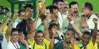 Ronaldo levanta a taça da Copa do Mundo de 2002. Veja galeria de fotos da carreira do Fenômeno