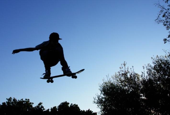 Voo de skate em fim de tarde de c&eacute;u azul em Santa Cruz do Sul