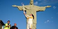 Ex-jogadora de vôlei Isabel Salgado segurou a tocha olímpica em frente ao Cristo Redentor 