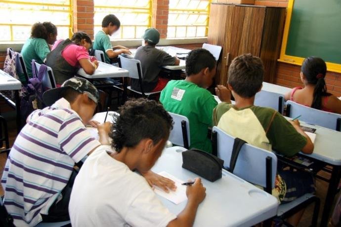 Ensino b&aacute;sico tem 73,5% dos alunos em escolas p&uacute;blicas, diz IBGE 