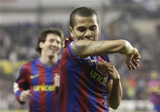 Daniel Alves marca e Barcelona vence Valladolid