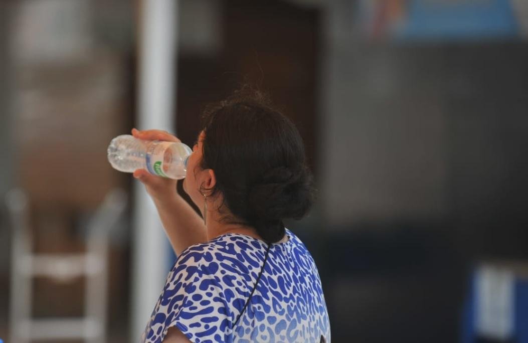 Garrafinha com &aacute;gua ajuda a minimizar calor na Capital 