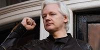 Julian Assange esteve refugiado por longa período na embaixada do Equador