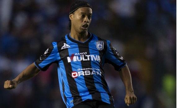 Ronaldinho pede desculpas por rea&ccedil;&atilde;o durante derrota do Quer&eacute;taro 
