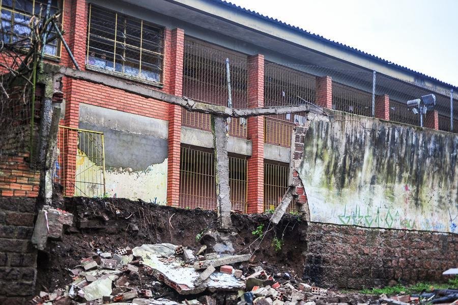 Muro de escola estadual de Porto Alegre cai durante chuva