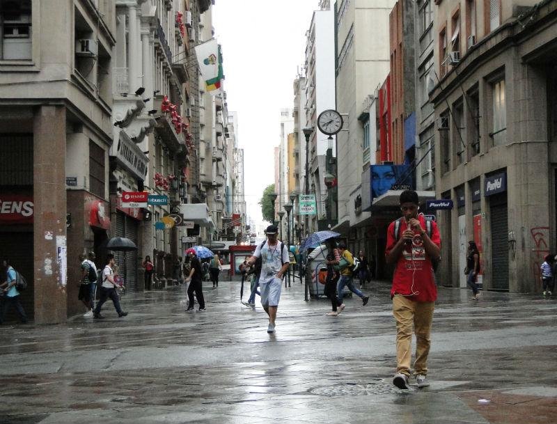Porto Alegre amanheceu com garoa e temperatura de 23&ordm; C