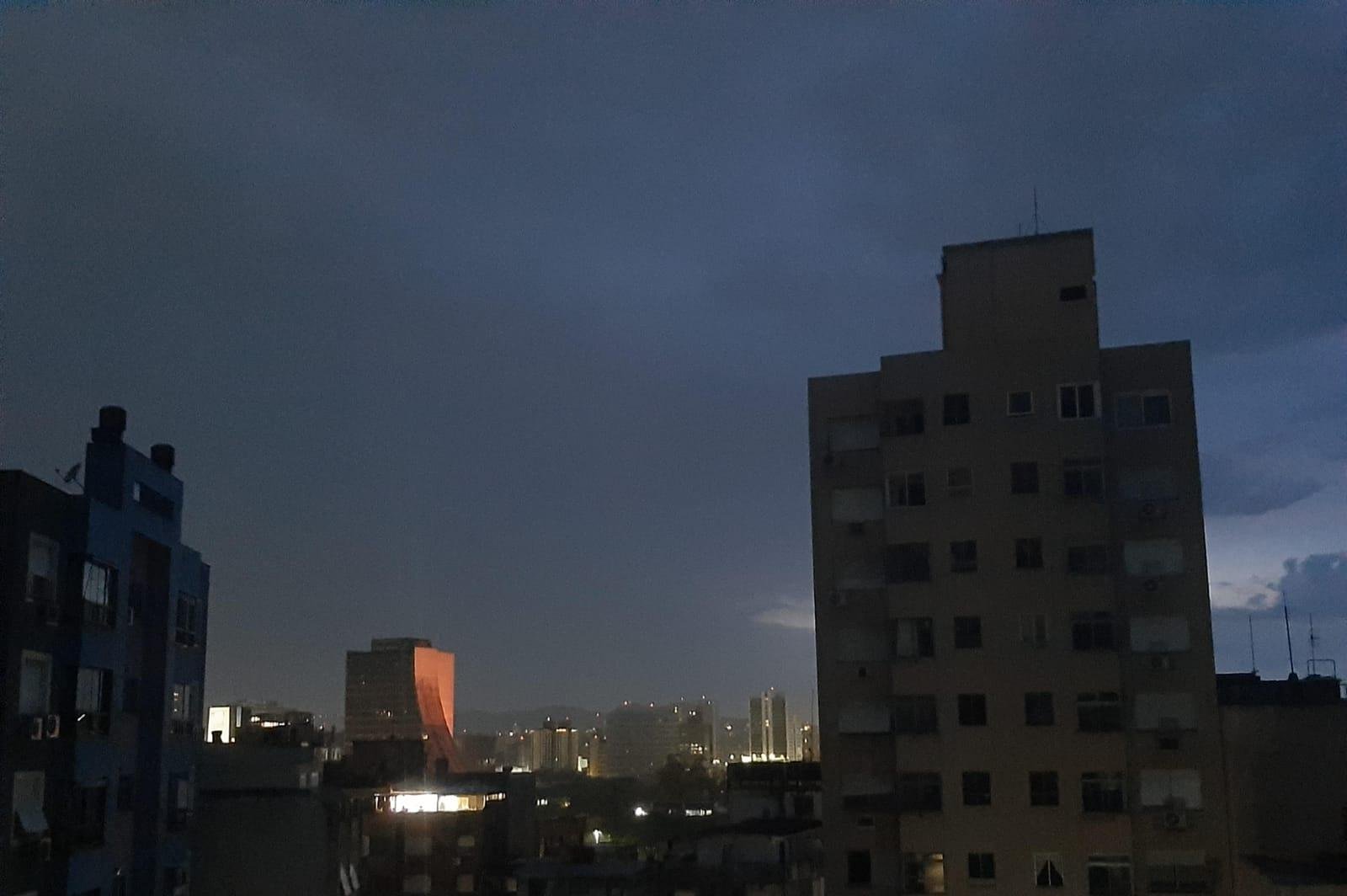Em Porto Alegre, chuva forte atingiu a cidade por volta das cinco da manh&atilde;