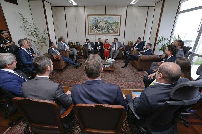 Entidades setoriais, governo e parlamentares se reuniram em Bras&iacute;lia