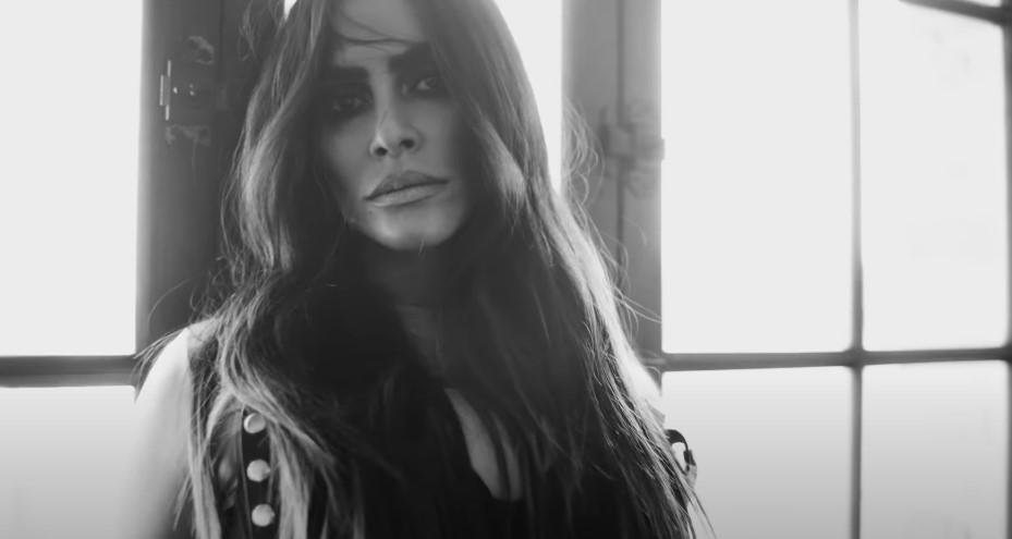 Cleo lan&ccedil;a as tr&ecirc;s primeiras can&ccedil;&otilde;es do projeto 'Dark Pop'