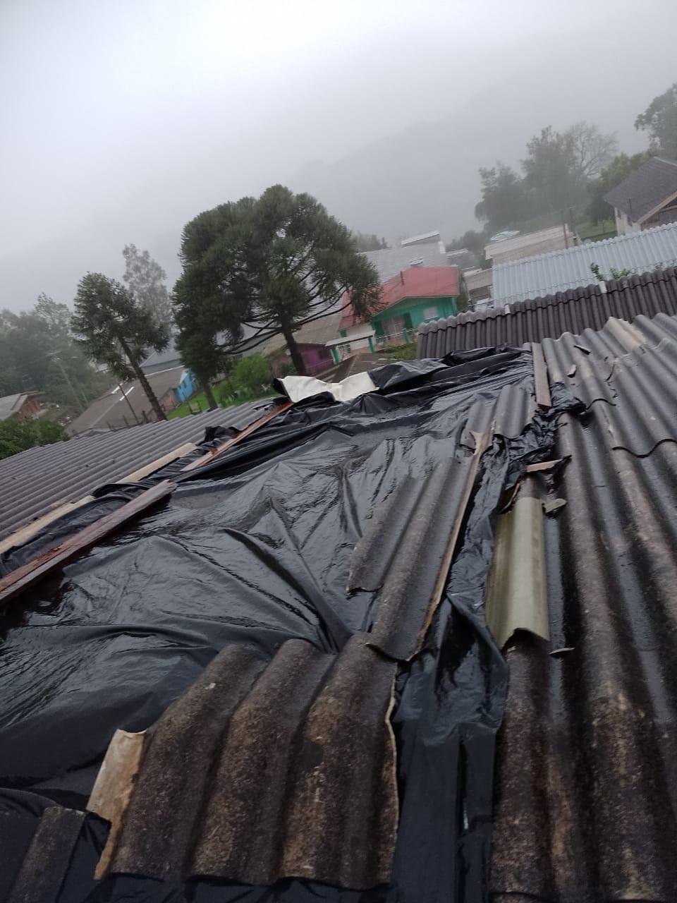Defesa Civil colocou lonas nas casas destelhadas.