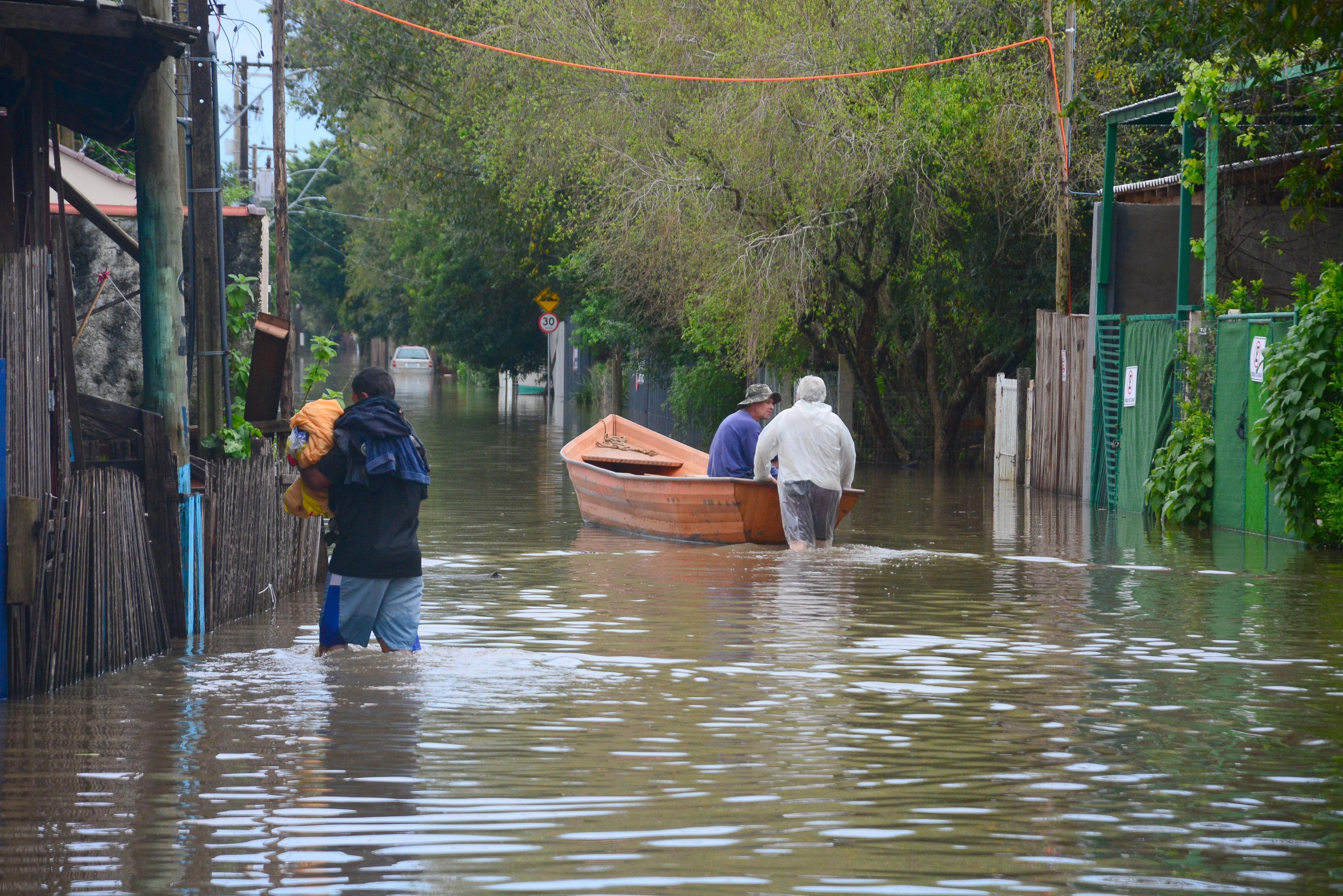 Defesa Civil alega assist&ecirc;ncia e doa&ccedil;&otilde;es para os afetados pelos alagamentos em Porto Alegre
